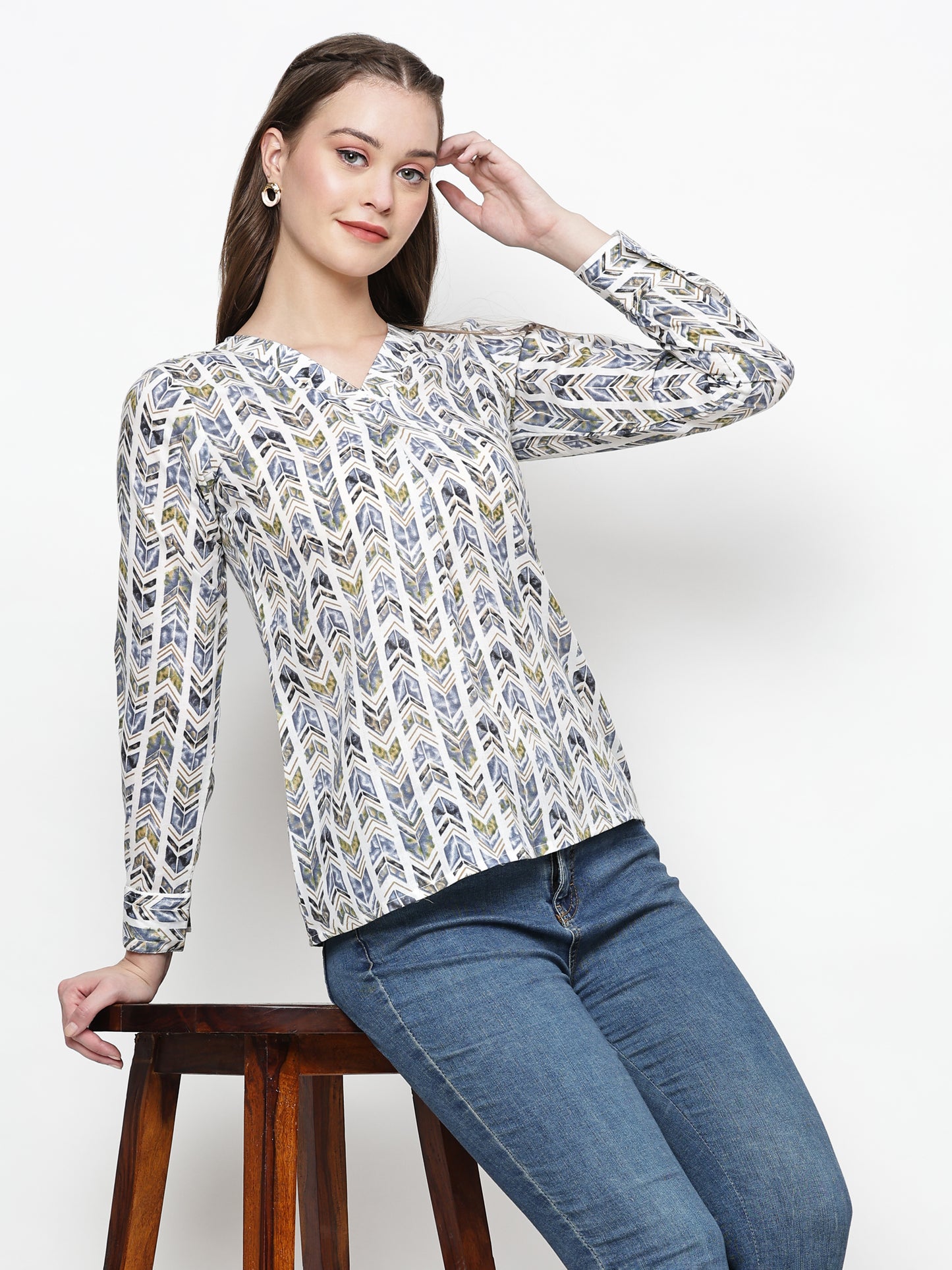 TrendRush Women Blue Geometric Printed V-Neck Top