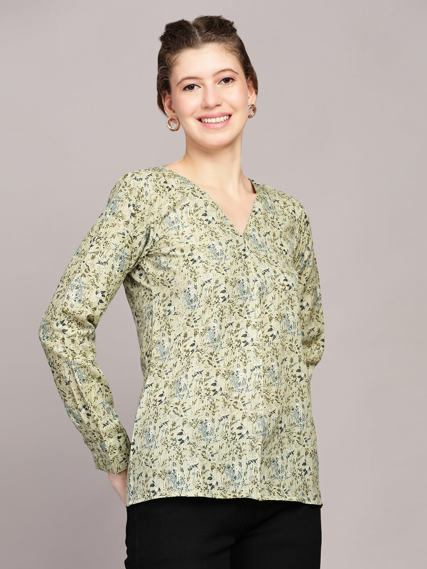 TrendRush Women Green Floral Printed V-Neck Top