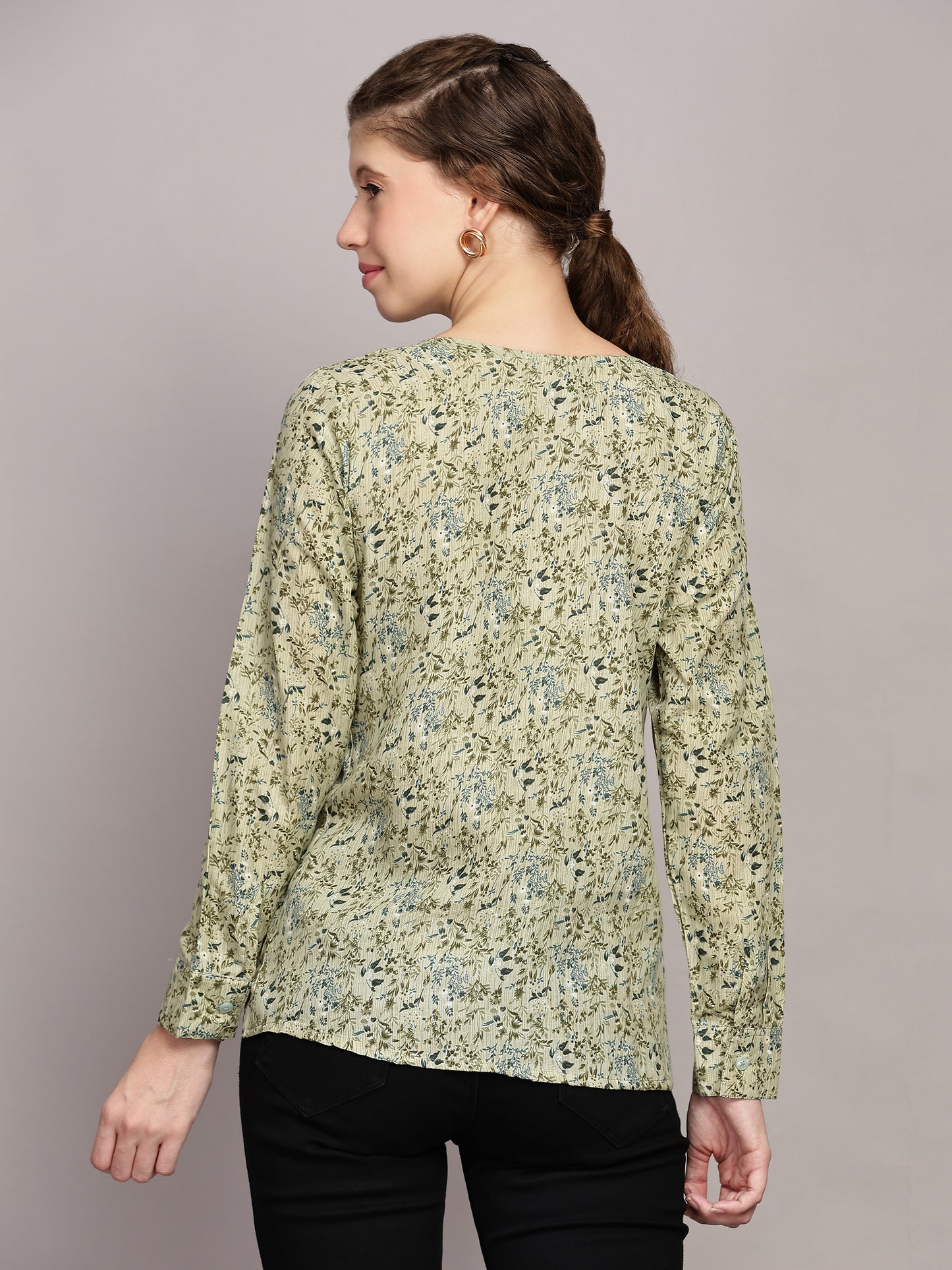 TrendRush Women Green Floral Printed V-Neck Top