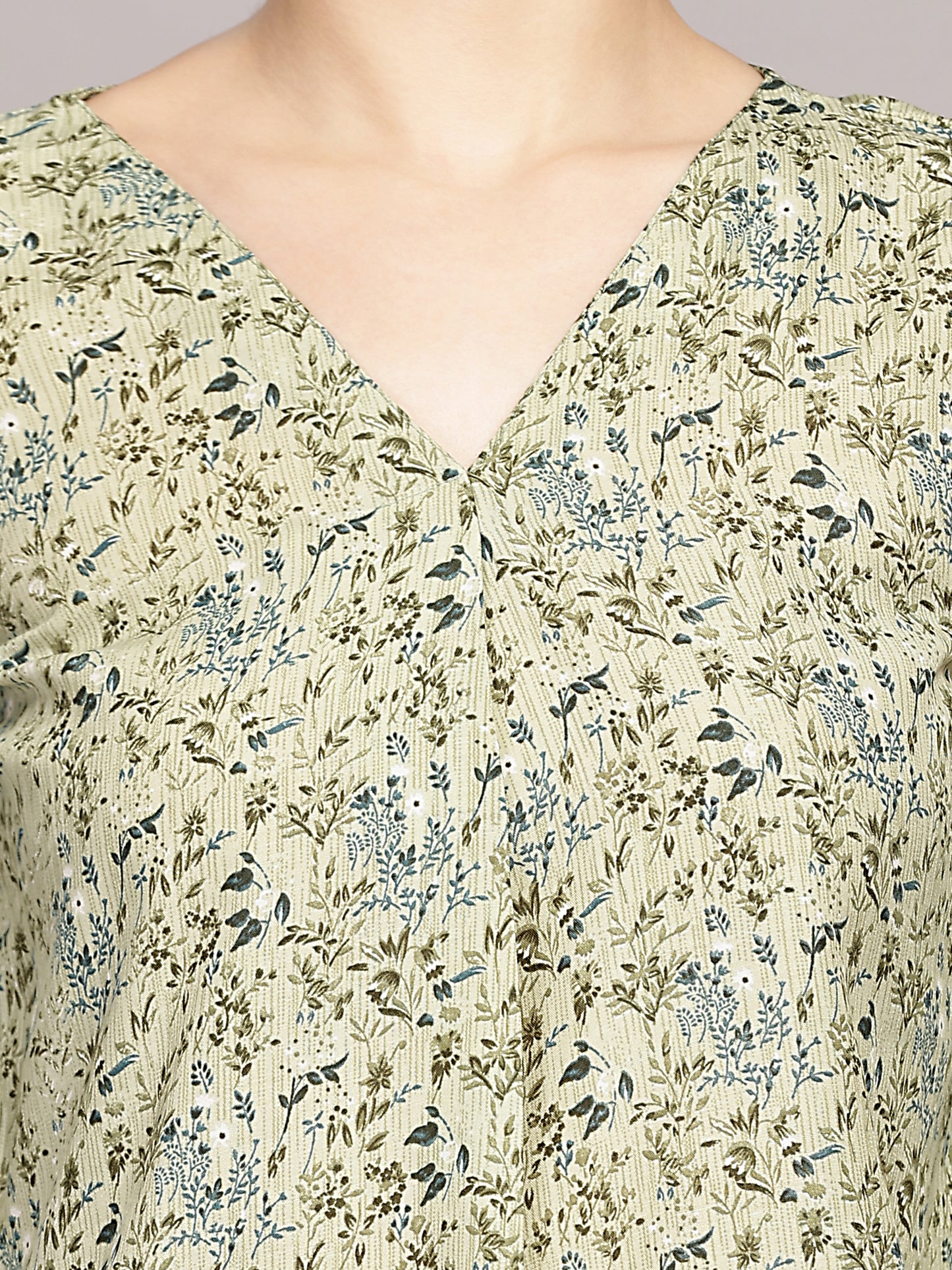 TrendRush Women Green Floral Printed V-Neck Top