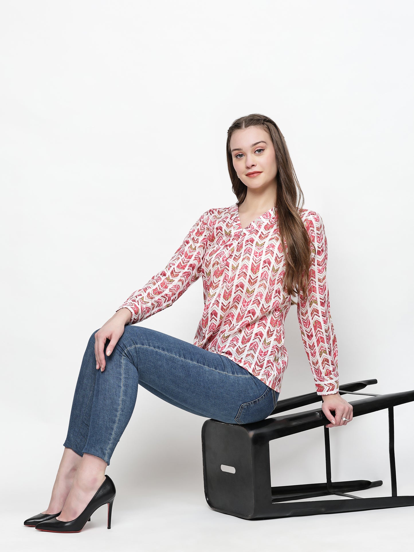 TrendRush Women Pink Geometric Printed V-Neck Top