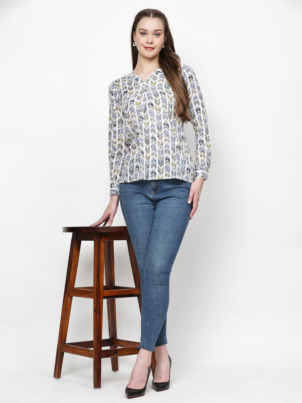 TrendRush Women Blue Geometric Printed V-Neck Top