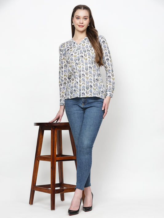 TrendRush Women Blue Geometric Printed V-Neck Top