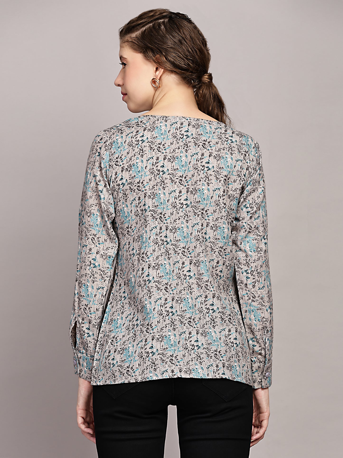 TrendRush Women Grey Floral Printed V-Neck Top