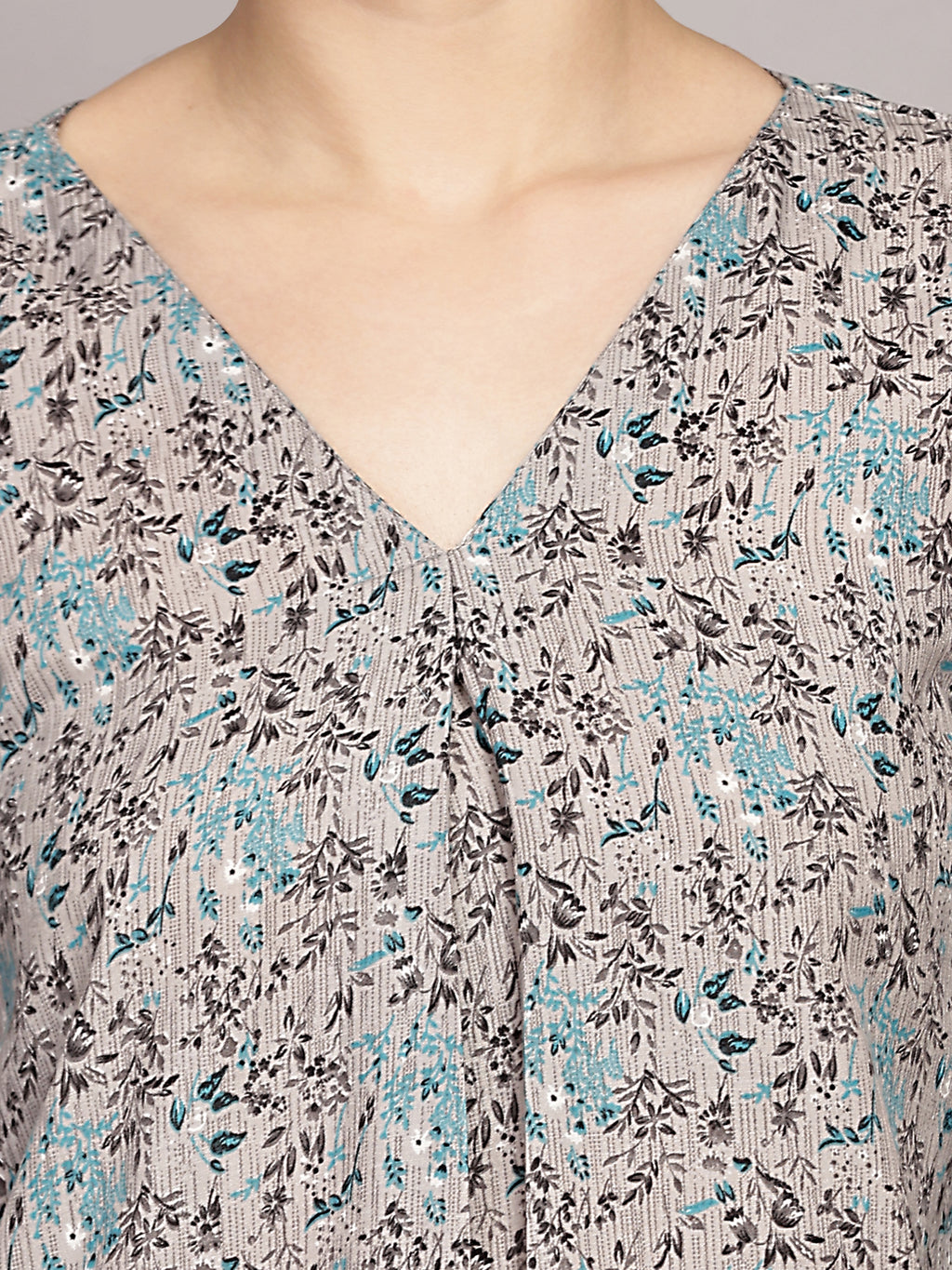 TrendRush Women Grey Floral Printed V-Neck Top