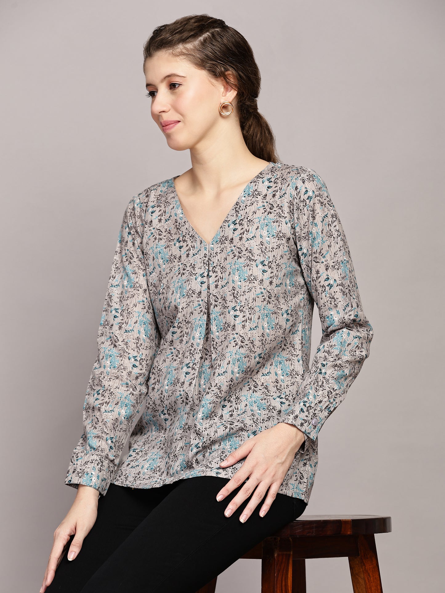 TrendRush Women Grey Floral Printed V-Neck Top