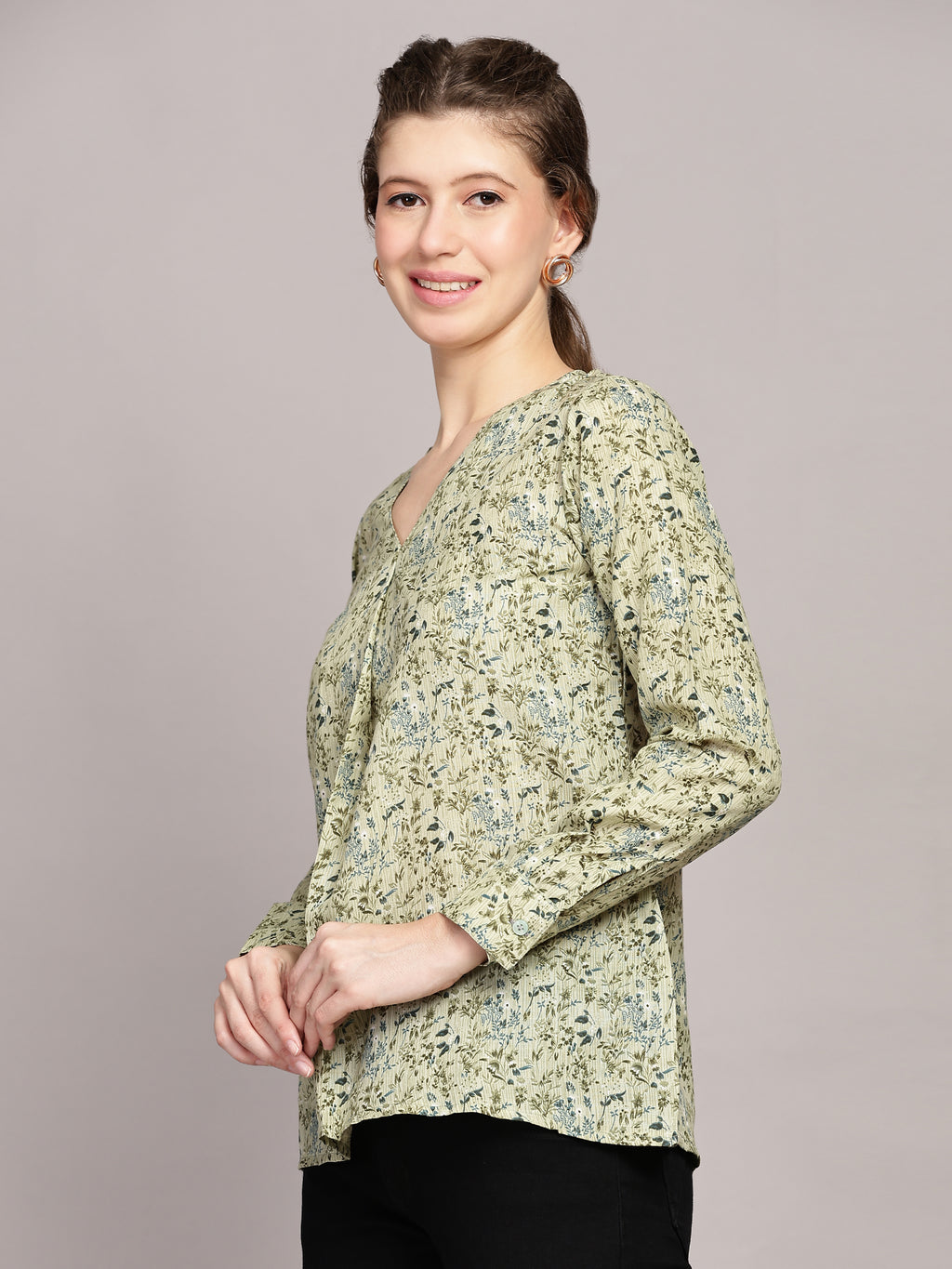 TrendRush Women Green Floral Printed V-Neck Top
