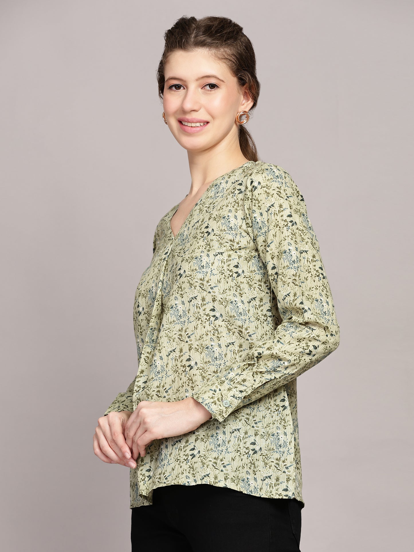 TrendRush Women Green Floral Printed V-Neck Top